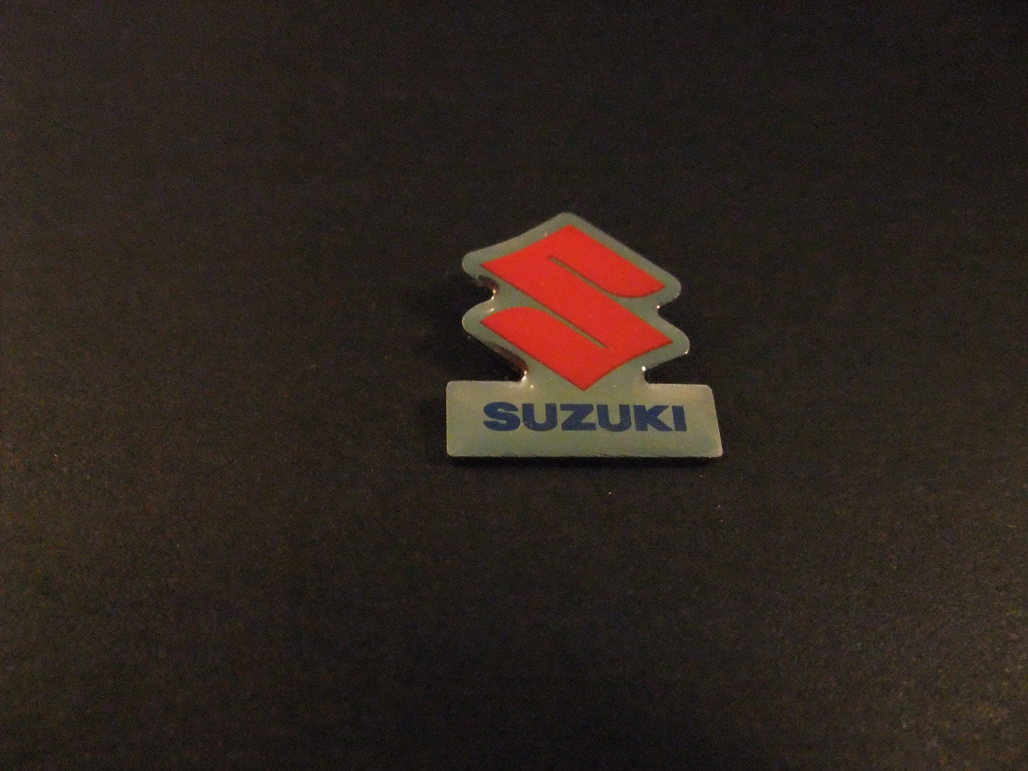 Suzuki auto logo rood-blauw
